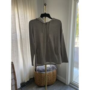 32 Cool women’s gray zip up jacket size large